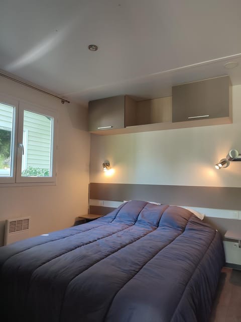 Cabane insolite, Mobil home Gîte, Chalet - Canal Nantes à Brest 40 minutes Nantes et Saint-Nazaire Campground/ 
RV Resort in Brittany