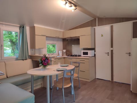 Cabane insolite, Mobil home Gîte, Chalet - Canal Nantes à Brest 40 minutes Nantes et Saint-Nazaire Campground/
RV Resort in Brittany