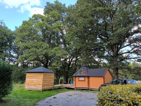 Cabane insolite, Mobil home Gîte, Chalet - Canal Nantes à Brest 40 minutes Nantes et Saint-Nazaire Campground/ 
RV Resort in Brittany