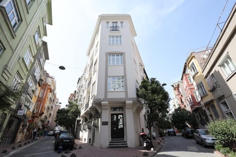 Property building, Day, Neighbourhood, Street view, Location