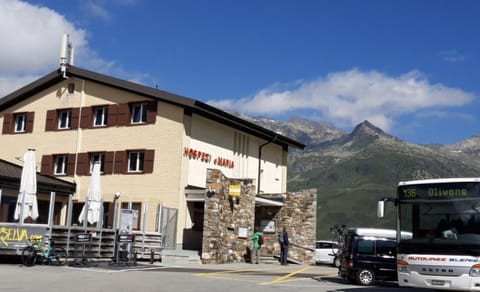 Property building, Neighbourhood, Natural landscape, Mountain view, Location, Parking