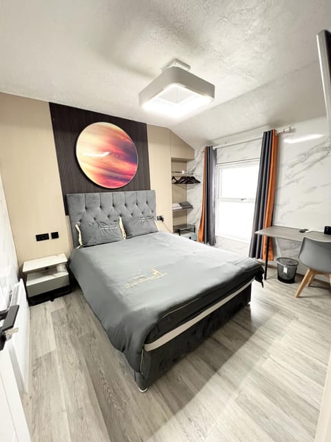 Bed, TV and multimedia, Photo of the whole room, Seating area, Bedroom