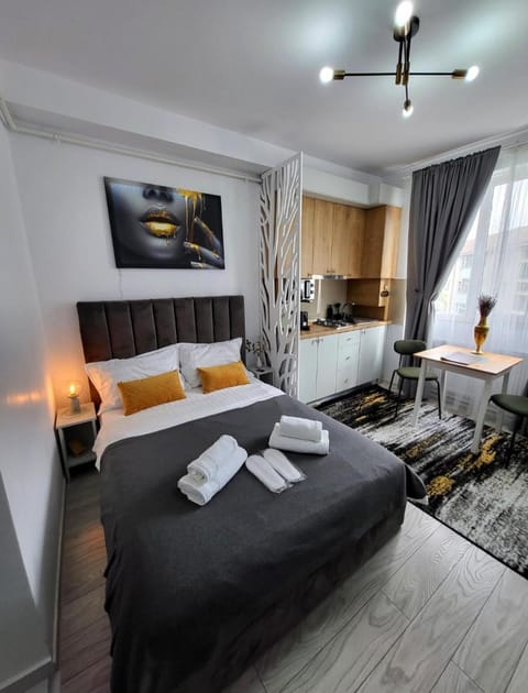 Bed, Photo of the whole room, Seating area, towels