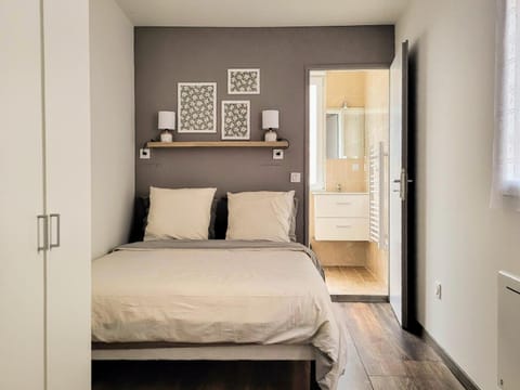 Photo of the whole room, Bedroom