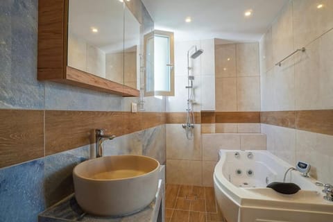 Shower, Toilet, Bathroom, Kitchen or kitchenette, Bath, towels