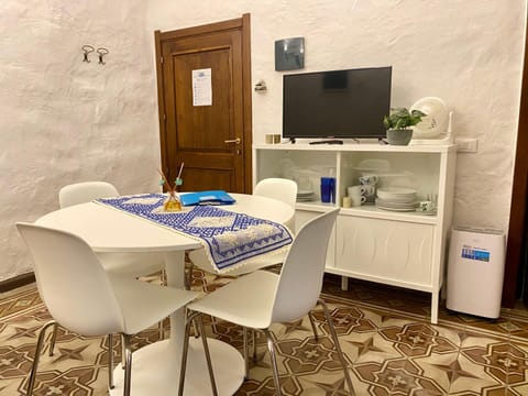 TV and multimedia, Living room, Seating area, Dining area