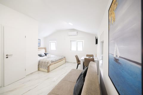 Bed, TV and multimedia, Living room, Photo of the whole room, Seating area, Bedroom