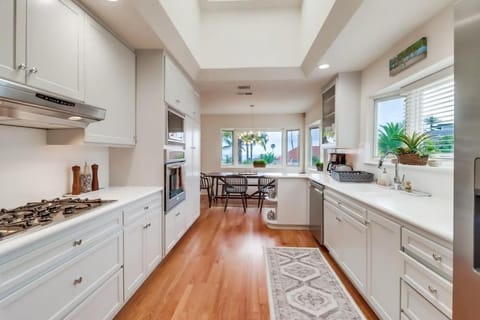 Ocean & Bay Views Pool & Hot Tub Rooftop Patio House in Pacific Beach