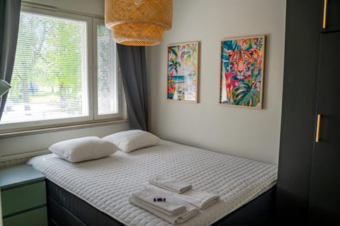 Bed, Photo of the whole room, Bedroom, towels