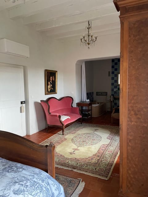 Photo of the whole room, Seating area