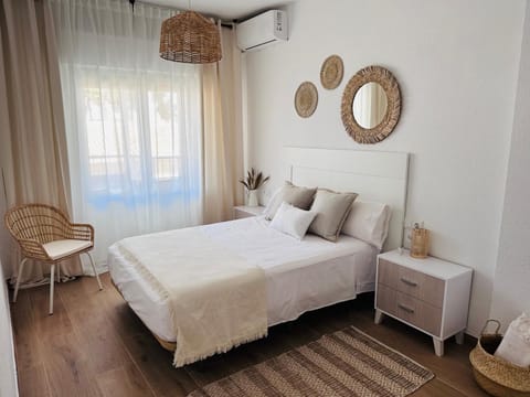 Bed, Photo of the whole room, Bedroom, air conditioner