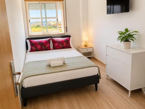 Bed, TV and multimedia, Photo of the whole room, Bedroom, towels
