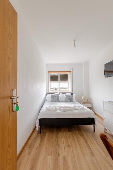 Bed, TV and multimedia, Photo of the whole room, Bedroom, wardrobe
