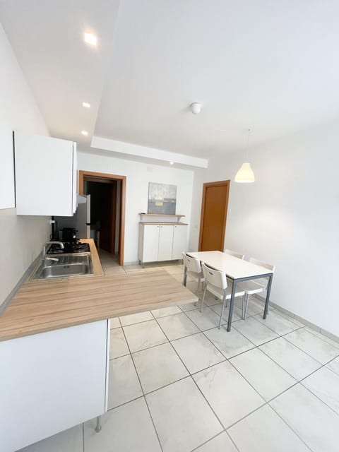 Kitchen or kitchenette, Dining area, stove