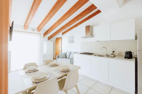 Kitchen or kitchenette, Dining area, stove