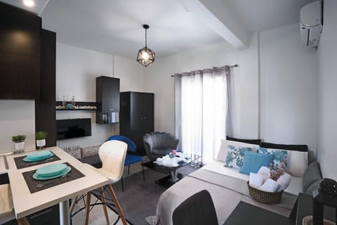 Bed, Photo of the whole room, Seating area, Dining area