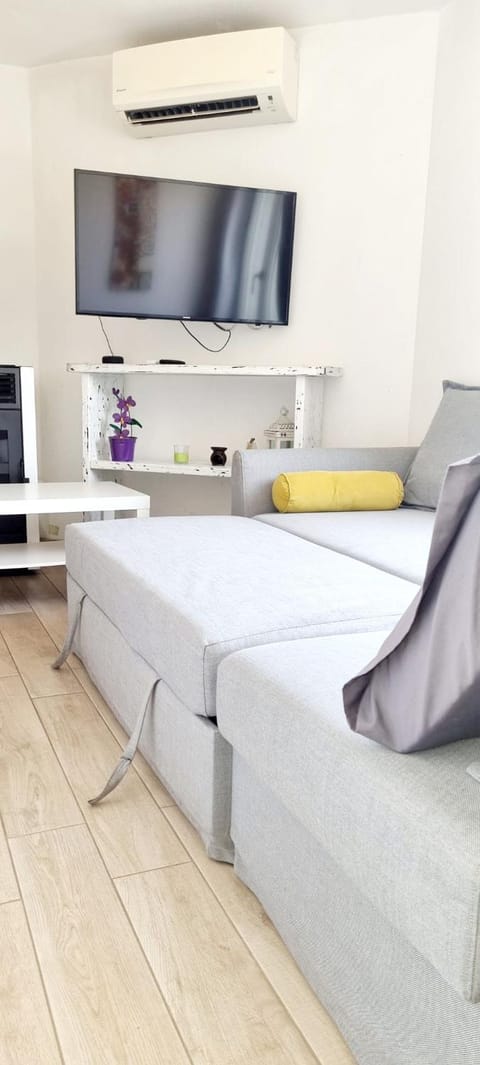 Communal lounge/ TV room, Bed, TV and multimedia, Living room, Seating area, Evening entertainment, air conditioner