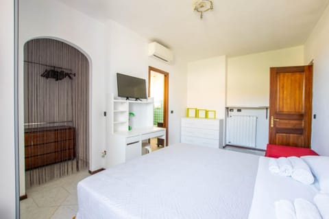 Bed, TV and multimedia, Photo of the whole room, towels, wardrobe, air conditioner