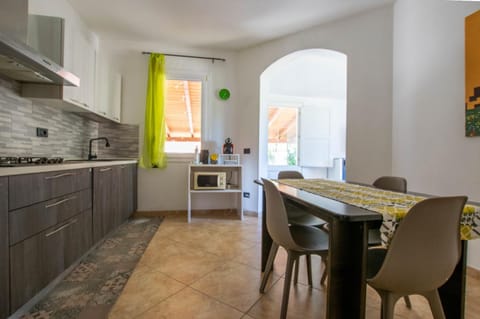 Kitchen or kitchenette, Seating area, Dining area, stove