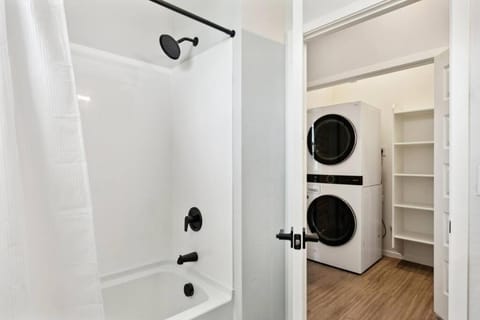 Gleaming Contemporary Home in Buckeye with Pool,BBQ Apartment in Buckeye