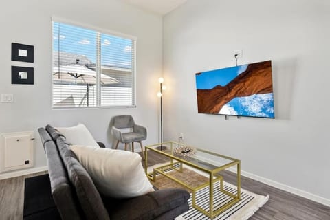 Sparkling Modern Home in Buckeye with Pool,BBQ Apartment in Buckeye