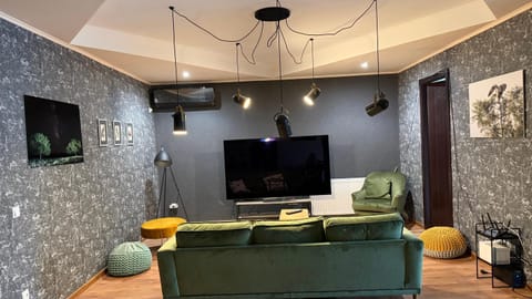Communal lounge/ TV room, TV and multimedia, Living room, Seating area, Evening entertainment