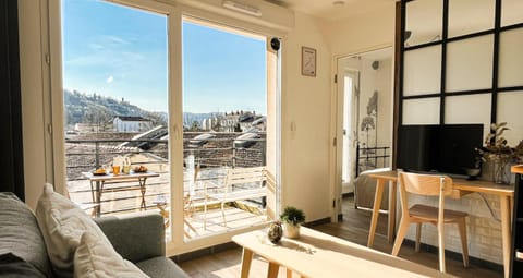 Natural landscape, TV and multimedia, View (from property/room), Balcony/Terrace, Living room, Seating area, Mountain view