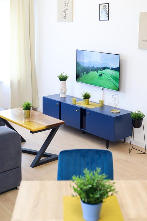 TV and multimedia, Living room, Seating area, Evening entertainment