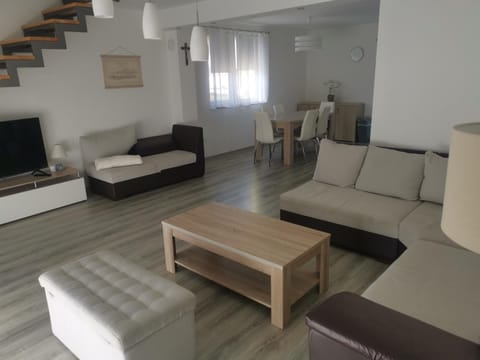 Žuta kuća House in Split-Dalmatia County