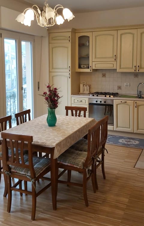 Day, Living room, Dining area, dishwasher, oven, stove