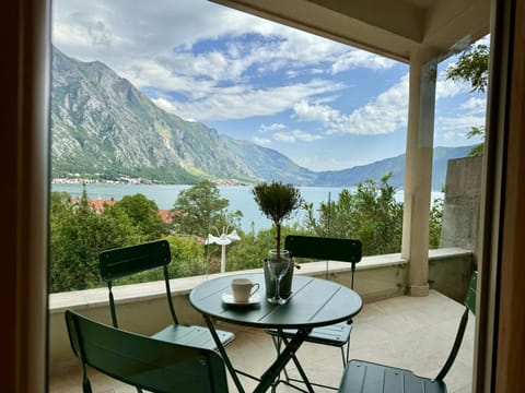 Day, Natural landscape, View (from property/room), Balcony/Terrace, Seating area, Dining area, Mountain view, Sea view