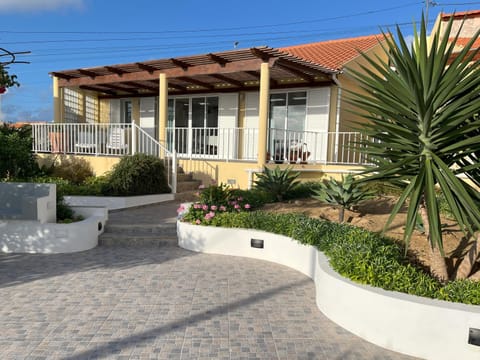 Property building, Garden, Balcony/Terrace