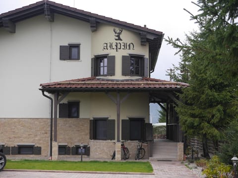 Facade/entrance