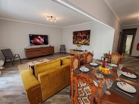 TV and multimedia, Living room, Seating area, Dining area