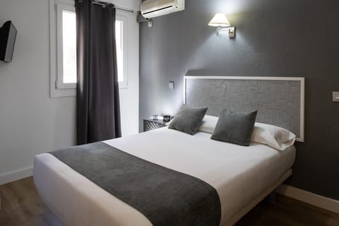 Bed, Photo of the whole room, Bedroom, air conditioner
