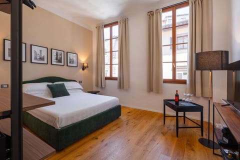 Bed, TV and multimedia, Photo of the whole room, Bedroom