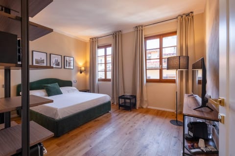 Bed, TV and multimedia, Bedroom