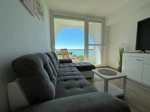 Communal lounge/ TV room, Living room, Sea view