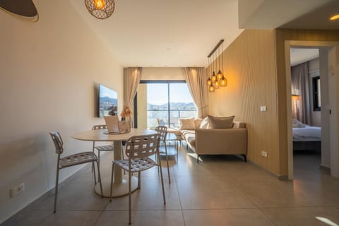 Bed, Photo of the whole room, Seating area, Dining area, Bedroom
