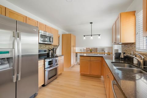 Large Home, 2 Living Rooms, Great for Family/Pets! House in Arvada