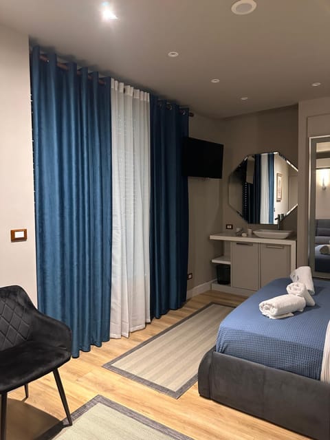 TV and multimedia, Seating area, Bedroom