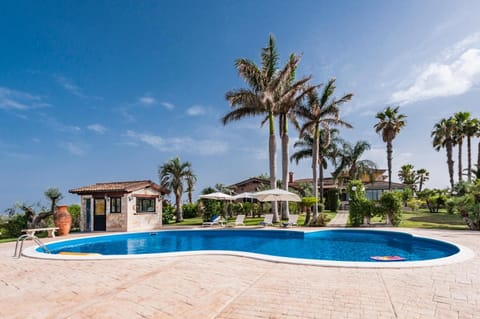 Property building, Day, Pool view, Swimming pool, sunbed