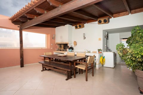 BBQ facilities, View (from property/room), Balcony/Terrace, Dining area, City view