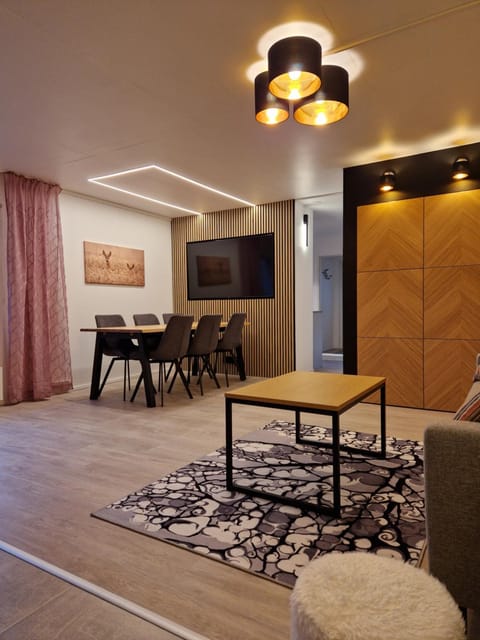 TV and multimedia, Living room, Seating area, Dining area