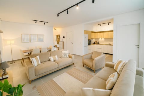 Kitchen or kitchenette, Living room, Seating area, Dining area