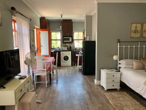 Gatsby Suite, with pool in quiet area, close to town Apartment in Stellenbosch