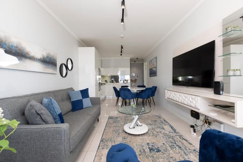 Communal lounge/ TV room, TV and multimedia, Living room, Seating area, Dining area