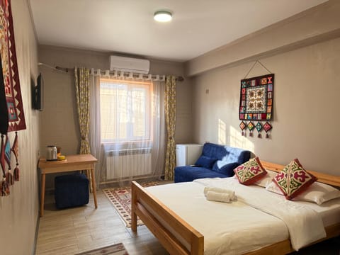 Bed, TV and multimedia, Photo of the whole room, Seating area, Bedroom, towels, air conditioner