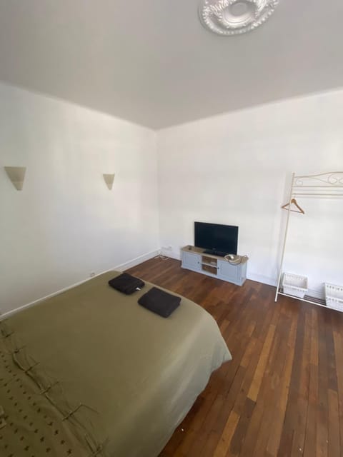 Bed, TV and multimedia, Photo of the whole room, Bedroom, towels