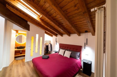 Bed, TV and multimedia, Bedroom